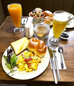 Una mesa con un plato de comida y bebidas para el desayuno. en Apartamentos Montes, en Cusco 16 fotos más