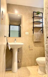 een badkamer met een wastafel en een toilet bij Apartamentos Montes in Cuzco