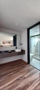 y baño con aseo, lavabo y bañera. en Casa Tlaxcalli by Beddo Hoteles en Tlaxcala de Xicohténcatl