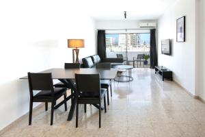 - une salle à manger avec une table, des chaises et un canapé dans l'établissement Urban Condo 10 - 2 Bdr, à Nicosie