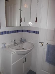 uma casa de banho branca com um lavatório e um espelho em Hall Dale View near Matlock & Peak District em Matlock