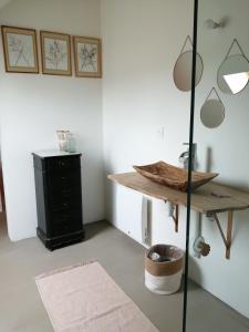 a room with a table and a bowl on a shelf at Les chambres de balade au jardin in Épineu-le-Chevreuil