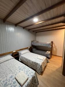 Habitación con 2 camas y 1 cama en Alojamiento cerro d la salina, en Ronda