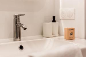 Et badeværelse på Studio proche cité internationale + 3 billeder