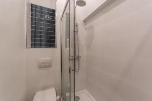 La salle de bains est pourvue d'une cabine de douche et de toilettes. dans l'établissement Studio proche cité internationale, à Caluire-et-Cuire