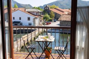 een balkon met een tafel en stoelen en uitzicht bij La Fuentona de Ruente in Ruente