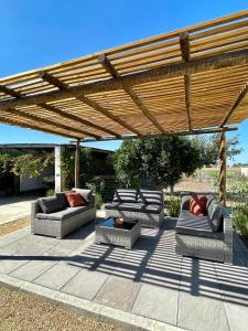 格蘭杜拉的住宿－Andorinha Levante，木凉棚下两张沙发
