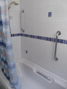 uma casa de banho com um chuveiro e uma banheira em Hall Dale View near Matlock & Peak District em Matlock