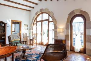 uma sala de estar com janelas arqueadas e uma mesa e cadeiras em La Fuentona de Ruente em Ruente