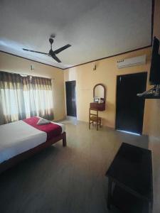 Postel nebo postele na pokoji v ubytování Hotel Peace Ganga Inn