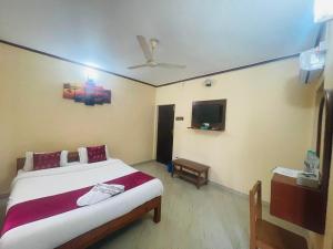 Postel nebo postele na pokoji v ubytování Hotel Peace Ganga Inn