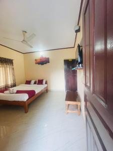 Postel nebo postele na pokoji v ubytování Hotel Peace Ganga Inn
