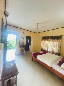 Postel nebo postele na pokoji v ubytování Hotel Peace Ganga Inn