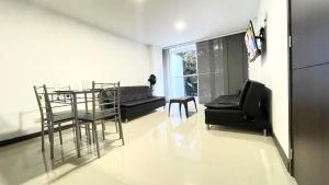 sala de estar con sofá, mesa y sillas en Apartamento moderno en conquistadotes, excelente ubicación., en Medellín