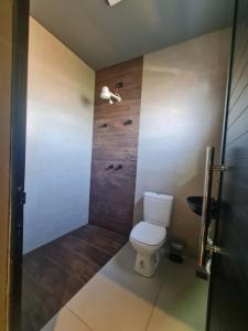 Pousada D’San Shower & Bed في فينهيدو: حمام مع مرحاض ودش