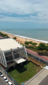 um estádio ao lado de uma praia com o oceano em Praia Dourada SUITE PREMIUM 603 Itaparica em Vila Velha