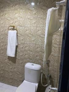W łazience znajduje się biała toaleta i prysznic. w obiekcie Sunrise Center Bonapriso - 107 w mieście Duala