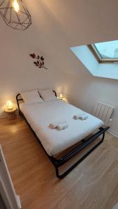 um quarto com uma cama grande num sótão em Bel appartement au calme em Sainte-Geneviève-des-Bois