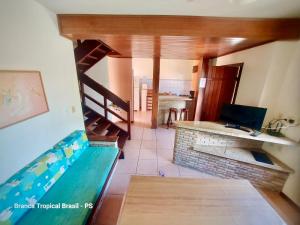 vistas a una sala de estar con piscina en Branca Tropical Brasil Residencial- Taperapuan, en Porto Seguro