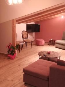 sala de estar con sofá y mesa en Iliana en Preveza