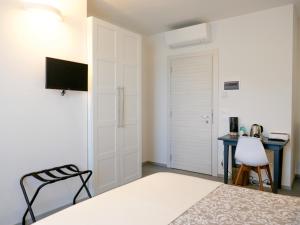 a bedroom with a bed and a desk with a chair at B&B Ramerino in Grosseto