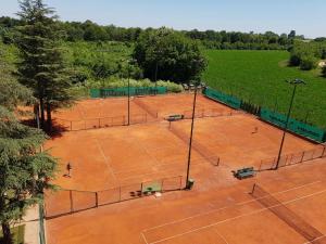 an overhead view of two tennis courts at RoomsApartments PopCOURT in Pančevo