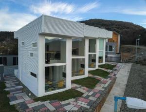 una casa modular con grandes ventanas en un patio en Miradores del Susana Duplex III en Ushuaia