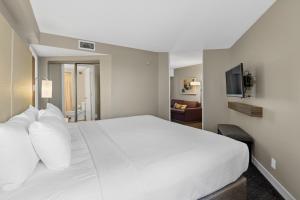 duże białe łóżko w pokoju hotelowym w obiekcie Crowne Plaza Houston Med Ctr-Galleria Area, an IHG Hotel w mieście Houston
