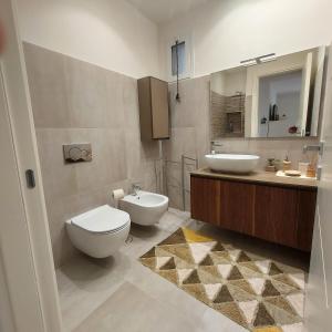 uma casa de banho com um WC e um lavatório em La casa di Matías em Valverde