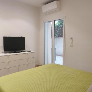 una camera con letto, TV e finestra di La casa di Matías a Valverde