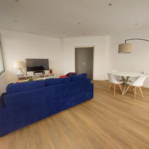 sala de estar con sofá azul y mesa en La casa di Matías, en Valverde