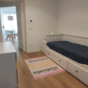 1 dormitorio con cama y alfombra en el suelo en La casa di Matías, en Valverde