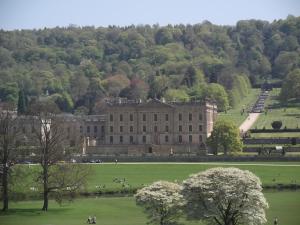 un grande edificio con un campo verde e alberi di Hall Dale View near Matlock & Peak District a Matlock