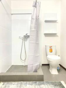 łazienka z toaletą i zasłoną prysznicową w obiekcie Town House, Метро Райымбек w mieście Ałma-Ata