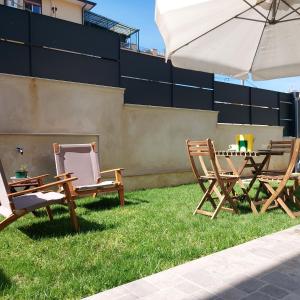 due sedie e un tavolo e un ombrellone sull'erba di La casa di Matías a Valverde