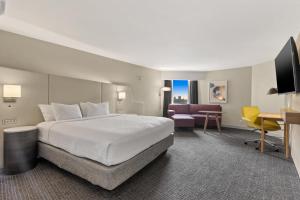 Habitación de hotel con cama grande y escritorio. en Crowne Plaza Houston Med Ctr-Galleria Area, an IHG Hotel, en Houston