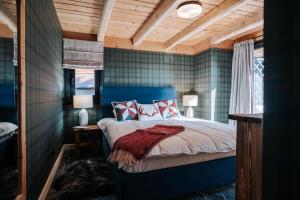 Posteľ alebo postele v izbe v ubytovaní Villa Swiss na wyłączność - jacuzzi, sauna, bilard