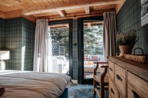 Posteľ alebo postele v izbe v ubytovaní Villa Swiss na wyłączność - jacuzzi, sauna, bilard