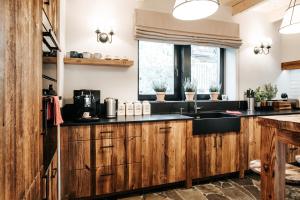Kuchyňa alebo kuchynka v ubytovaní Villa Swiss na wyłączność - jacuzzi, sauna, bilard