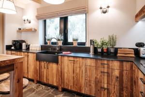 Kuchyňa alebo kuchynka v ubytovaní Villa Swiss na wyłączność - jacuzzi, sauna, bilard