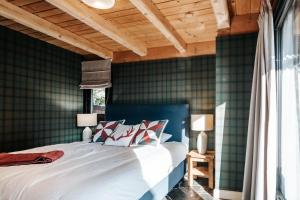 Posteľ alebo postele v izbe v ubytovaní Villa Swiss na wyłączność - jacuzzi, sauna, bilard