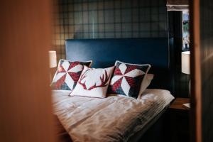 Posteľ alebo postele v izbe v ubytovaní Villa Swiss na wyłączność - jacuzzi, sauna, bilard