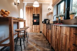 Kuchyňa alebo kuchynka v ubytovaní Villa Swiss na wyłączność - jacuzzi, sauna, bilard