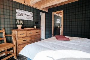 Posteľ alebo postele v izbe v ubytovaní Villa Swiss na wyłączność - jacuzzi, sauna, bilard