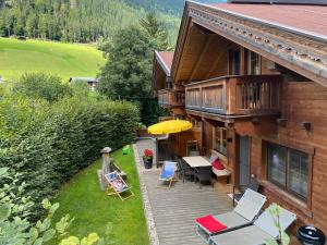 zewnętrzne patio ze stołem i krzesłami na domu w obiekcie Alpenchalets Waldheim w mieście Finkenberg