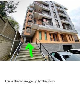 una x verde en las escaleras frente a un edificio en Apartment. of the city., en Kutaisi