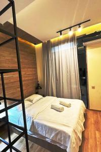 1 dormitorio con litera y 2 toallas en Apartment. of the city., en Kutaisi