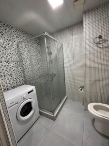 y baño con lavadora y aseo. en Apartment. of the city., en Kutaisi