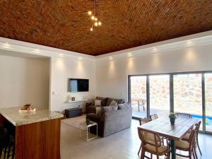 a living room with a table and a couch at CASA PITAHAYA con alberca privada Col El Mirador in San Carlos