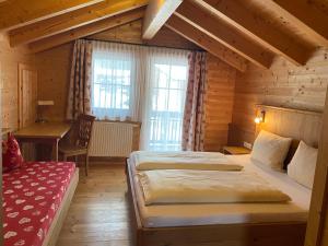 Łóżko lub łóżka w pokoju w obiekcie Alpenchalets Waldheim